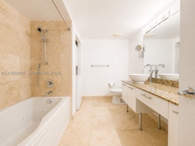 Comprar apartamento no Brickell on the River South 1412