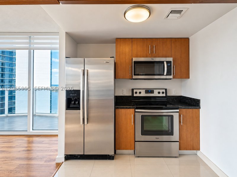 Apartment for rent at 23 Biscayne Bay PH02