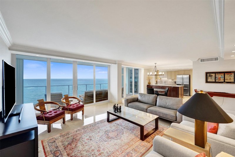 Condo for sale at Plaza East PHB