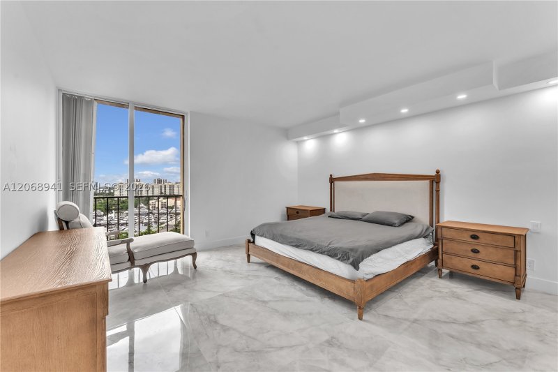 Apartment for rent at Turnberry Towers 14D