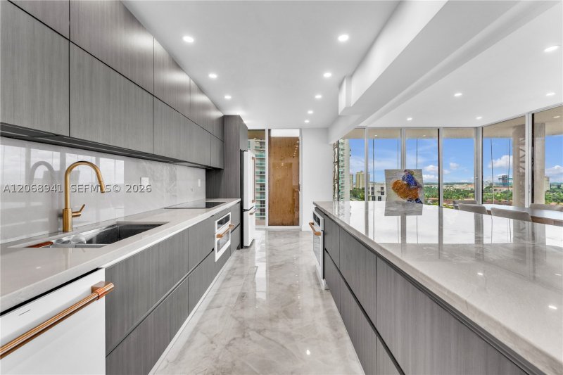 Apartment for rent at Turnberry Towers 14D