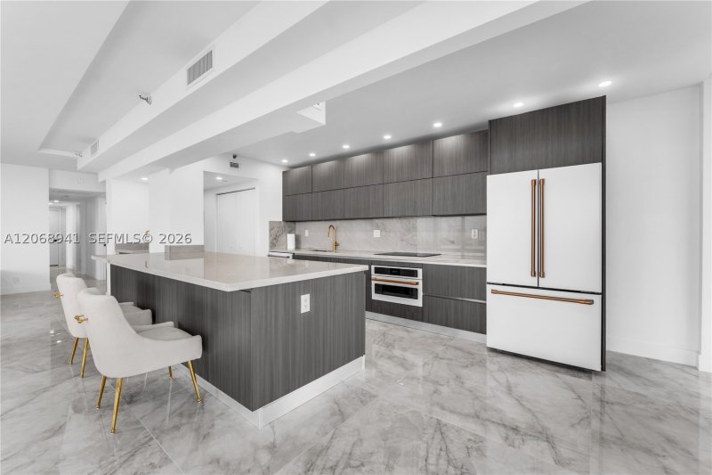 Apartment for rent at Turnberry Towers 14D