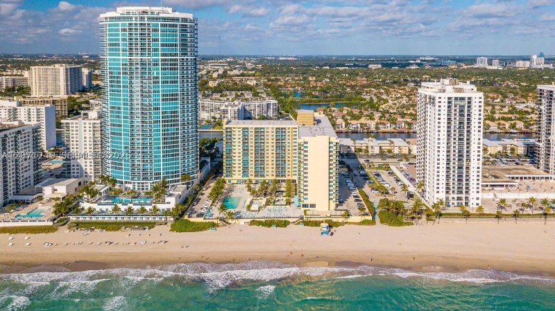 Condo for sale at The Wave Condo 703