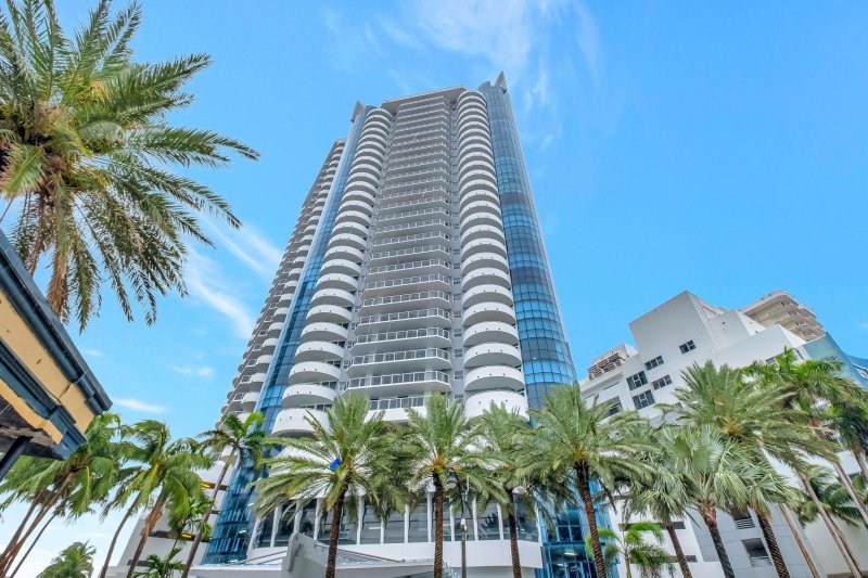 Apartment for rent at La Gorce Palace 2603