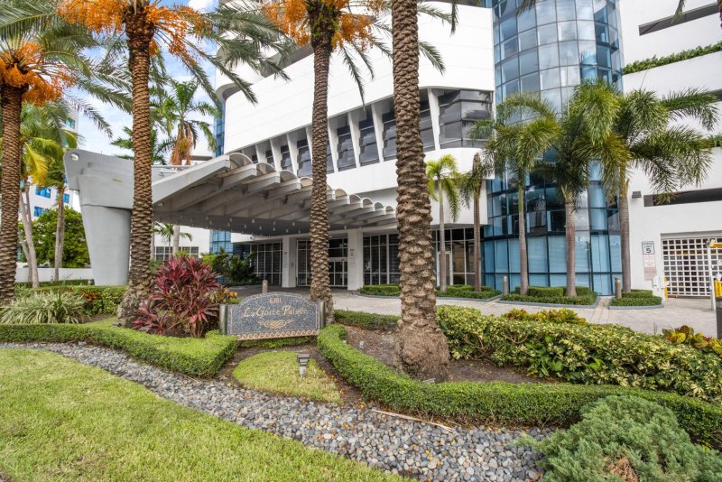 Apartment for rent at La Gorce Palace 2603