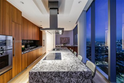 Comprar apartamento no Una Residences at Brickell PH4301