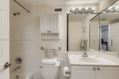 Aluguel de apartamento no The Wave Condo 1032 (AVAILA