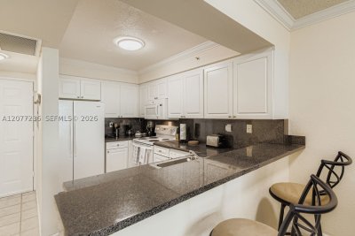 Aluguel de apartamento no The Wave Condo 1032 (AVAILA
