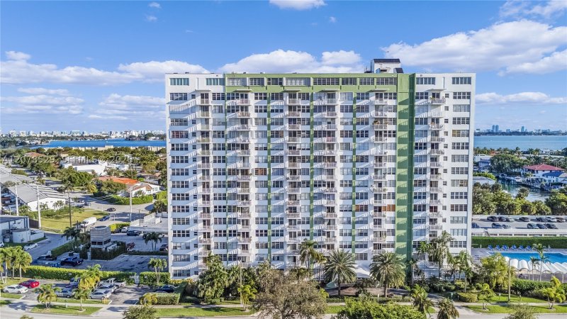 Condo for sale at Bayview Towers B605