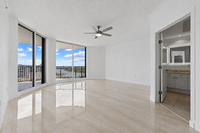 Condo for sale at Jackson Tower 1604