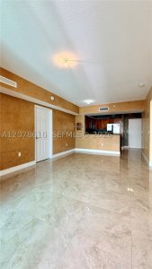 Aluguel de apartamento no Duo Condo 1408E
