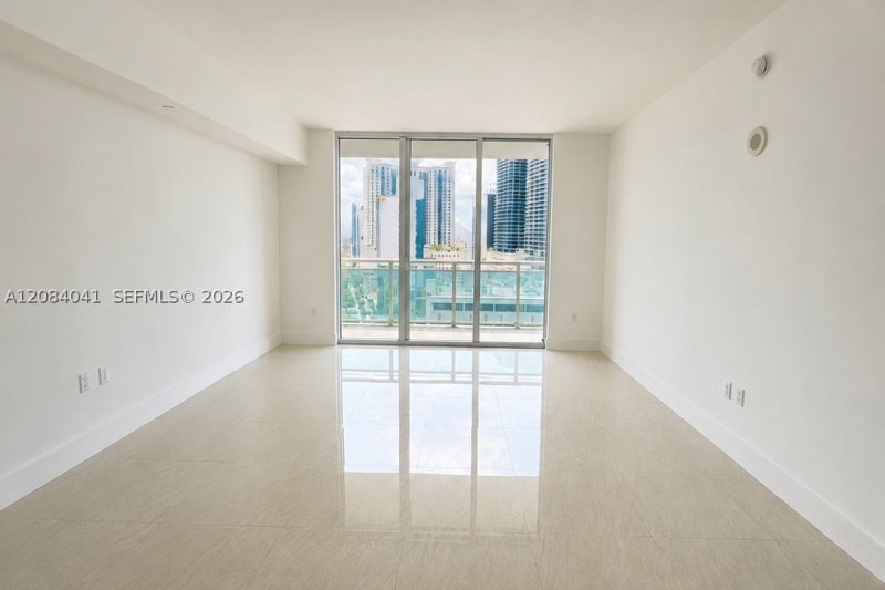 Aluguel de apartamento no The Plaza Tower II 1609