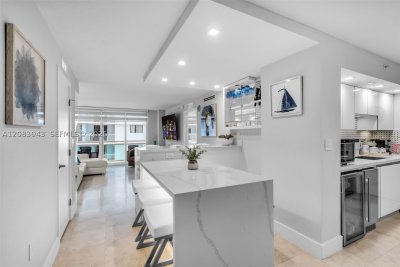 Aluguel de apartamento no The Collins Condo 706