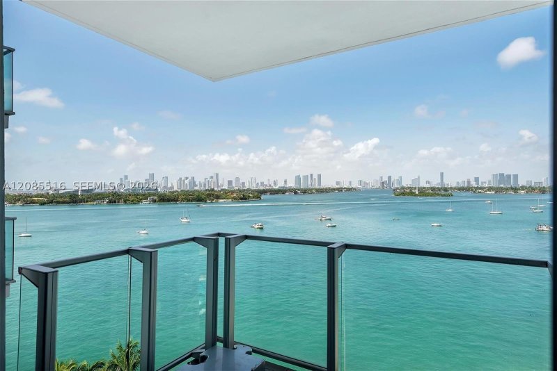 Condo for sale at Mondrian 1020