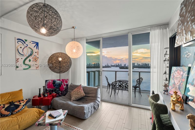 Condo for sale at Mondrian 1020