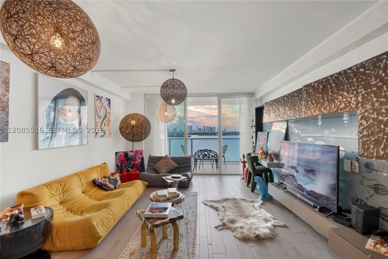 Condo for sale at Mondrian 1020