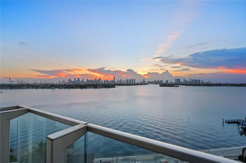 Condo for sale at Mondrian 1020