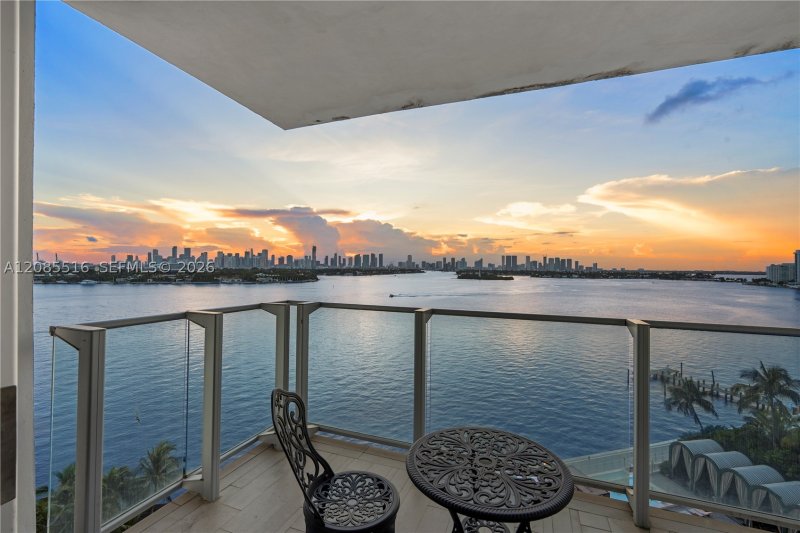 Condo for sale at Mondrian 1020