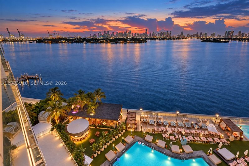 Condo for sale at Mondrian 1020