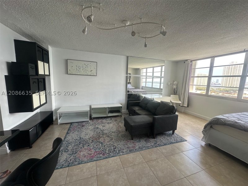 Apartment for rent at Four Ambassadors 1029