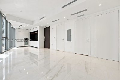 Comprar apartamento no Aston Martin Residences 1106