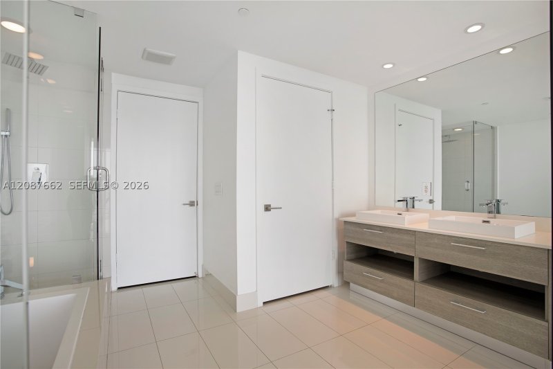 Apartment for rent at Paraiso Bay Miami 2802