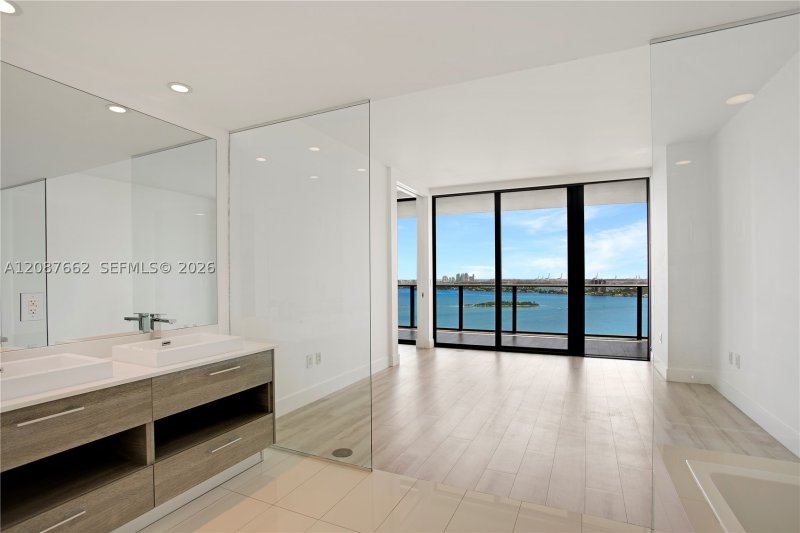 Apartment for rent at Paraiso Bay Miami 2802