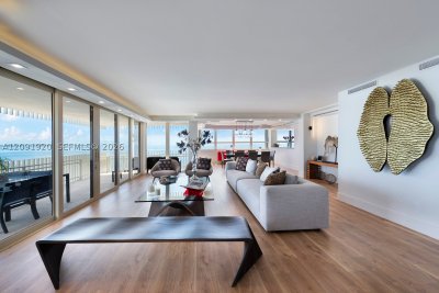Comprar apartamento no Grove Isles Tower III C801-C802