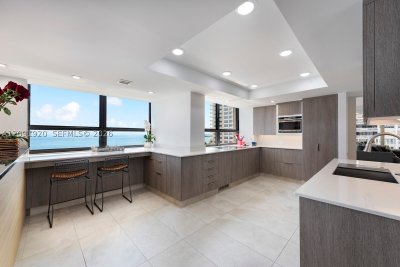 Comprar apartamento no Grove Isles Tower III C801-C802