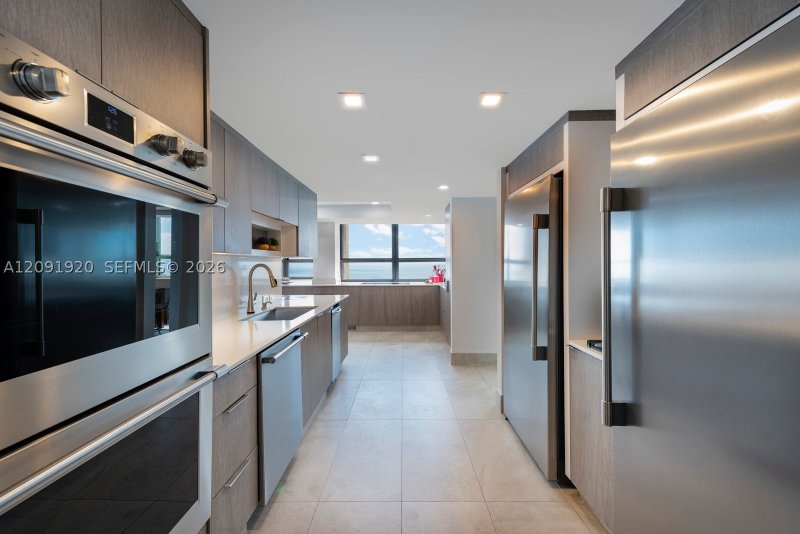 Comprar apartamento no Grove Isles Tower III C801-C802