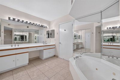 Comprar apartamento no Mystic Pointe 600 2012