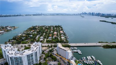Comprar apartamento no Bayshore Yacht Tennis Club 810