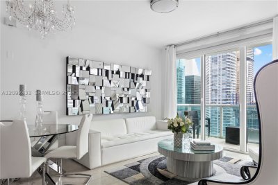 Comprar apartamento no Brickell on the River North 4018