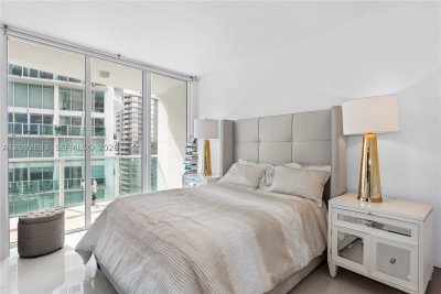 Comprar apartamento no Brickell on the River North 4018