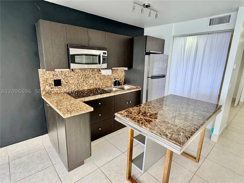 Apartment for rent at Four Ambassadors 1703