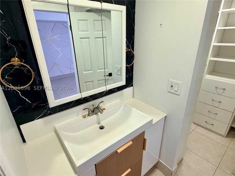 Apartment for rent at Four Ambassadors 1703