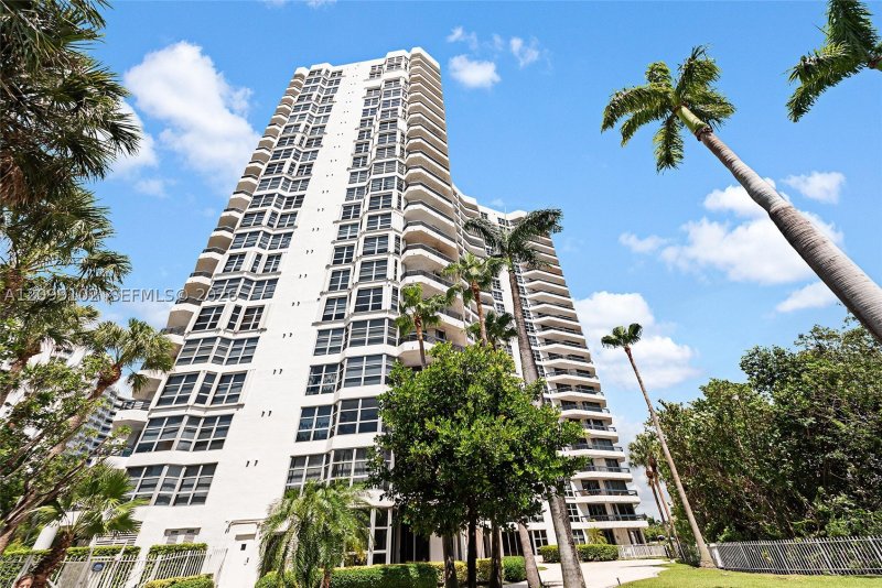 Condo for sale at Mystic Pointe 600 1707