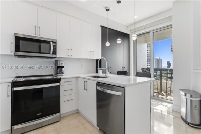 Comprar apartamento no Mystic Pointe 300 PH-16