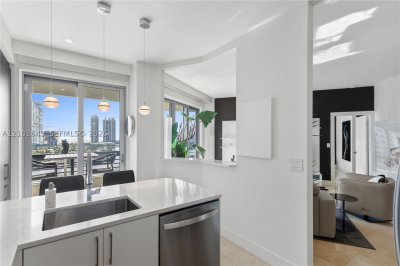 Comprar apartamento no Mystic Pointe 300 PH-16
