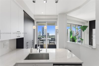 Comprar apartamento no Mystic Pointe 300 PH-16