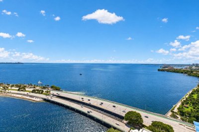 Una Residences at Brickell Apt #2403