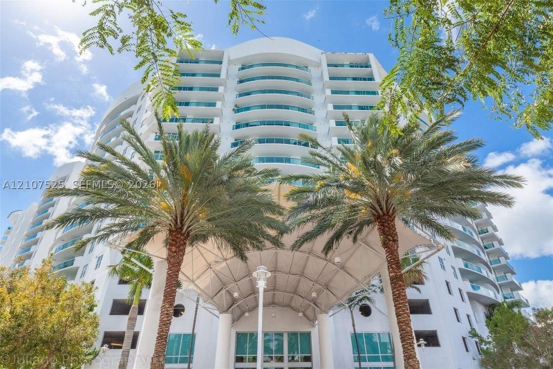 Apartment for rent at 360 Condominium East 405