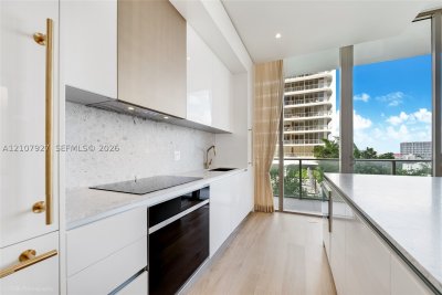 Comprar apartamento no Mr. C Residences Bayshore Tower 910