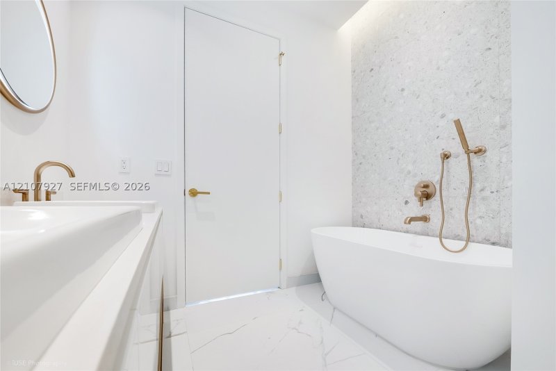 Comprar apartamento no Mr. C Residences Bayshore Tower 910