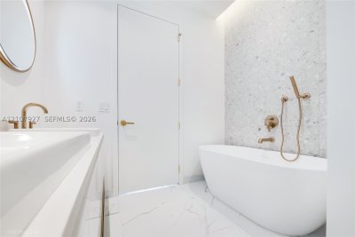 Comprar apartamento no Mr. C Residences Bayshore Tower 910