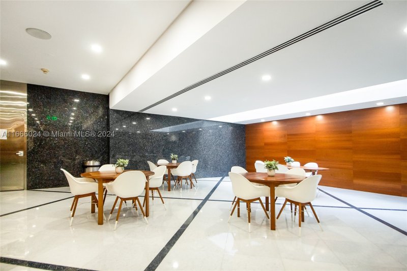 Comprar apartamento no The Club At Brickell Bay 520 A-D