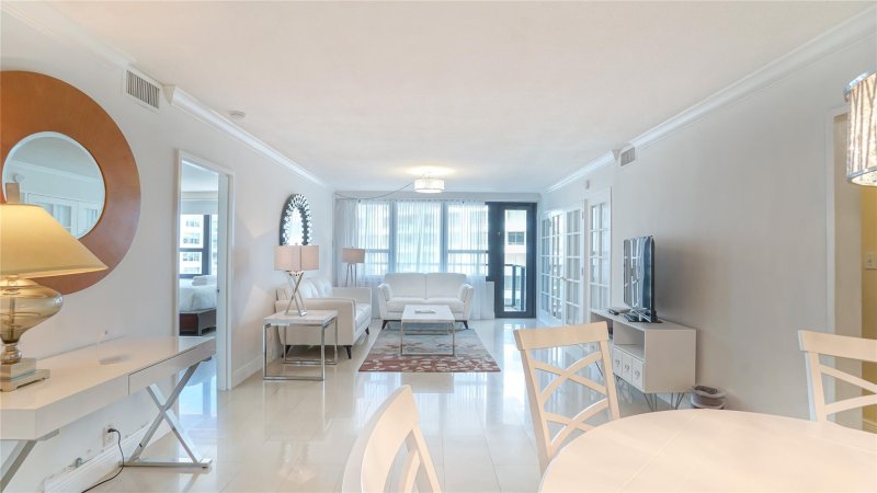 Condo for sale at The Alexander 1417