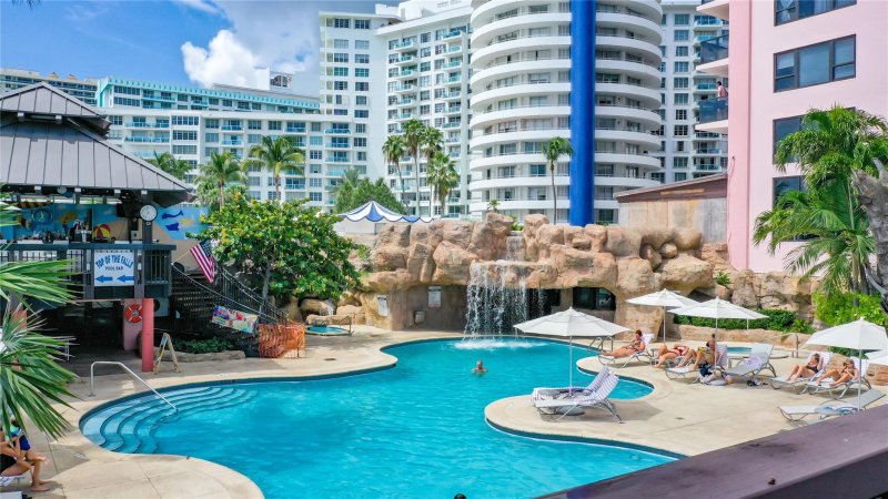 Condo for sale at The Alexander 1417