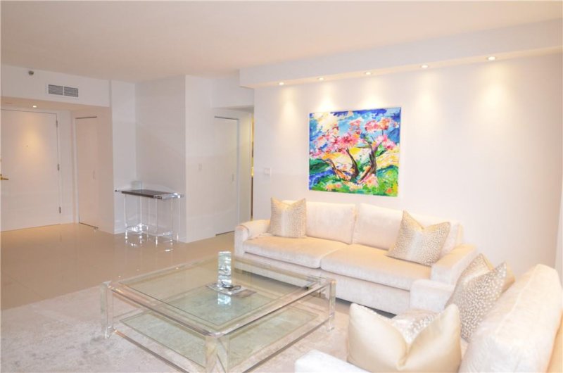 Condo for sale at Turnberry Towers 7-L