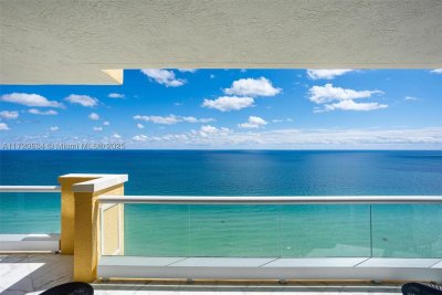 Comprar apartamento no Acqualina Resort & Spa 2602